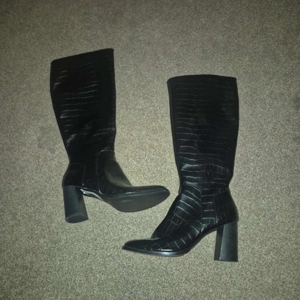 Chic Black Croc-Embossed Heeled Boots